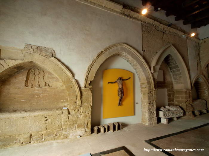 PARED NORTE DEL CLAUSTRO, DESDE NGULO NORESTE: ARCOSOLIS GTICOS